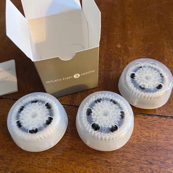 Authentic Clarisonic DELICATE SKIN Brush Head Replacement 2 PACK Plus ONE Extra - Picture 2 of 5